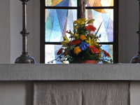 Element für Außenkante des neuen Teppichs (Steinmetzarbeit an der Altartisch-Vorderkante)